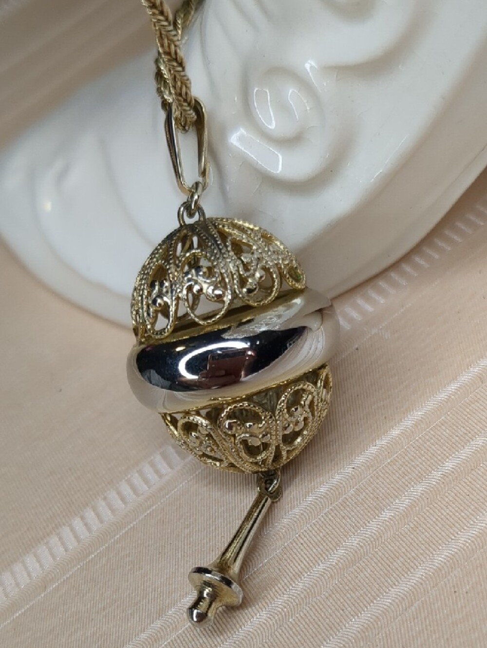 Vintage 60s Gold-Tone Filigree Dreidel Pendant Necklace Elegant - Picture 10 of 10